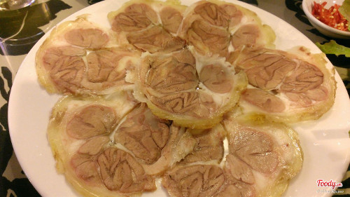 Thịt heo dùng để cuốn là thịt chân giò, được thái khoanh hình tròn đẹp mắt, ăn mềm ngọt. Rau cuốn rất đa dạng và đủ năm vị: chát, ngọt, chua, béo, thơm, gồm rau diếp cá, tía tô, lá hẹ, lá cóc, lá bứa, lá tràm ổi, húng quế, húng lủi, cần nước, lá mặt trăng, lá săng dẻ, quế vị, ngò tàu...