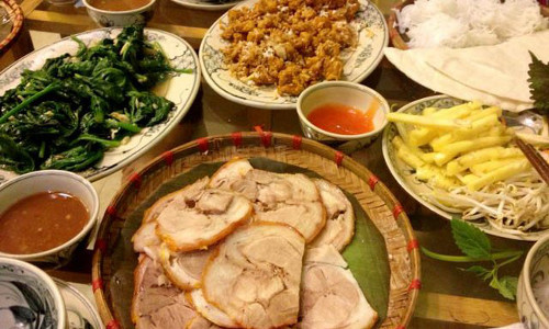 Để có được sự đầy đủ về vị giác, nhiều loại rau như lá cóc, săng dẻ, tràm ổi, lá bứa được mang từ miền Nam ra. Ngoài ra, quán còn bổ sung một đĩa dưa chuột, dứa, chuối, giá... để thực khách gia giảm. Suất bánh ở đây có giá 120.000 đồng. 