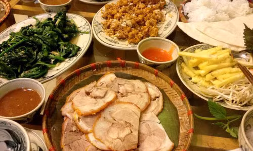 Để có được sự đầy đủ về vị giác, nhiều loại rau như lá cóc, săng dẻ, tràm ổi, lá bứa được mang từ miền Nam ra. Ngoài ra, quán còn bổ sung một đĩa dưa chuột, dứa, chuối, giá... để thực khách gia giảm. Suất bánh ở đây có giá 120.000 đồng. 