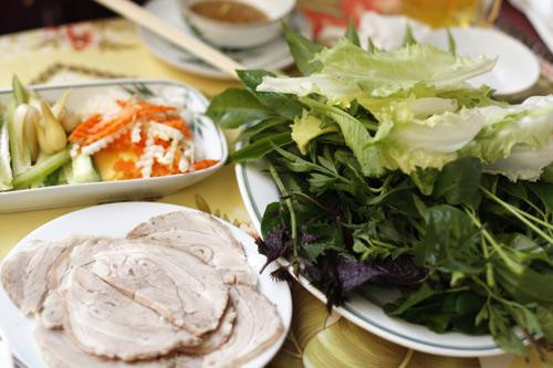 Tùy vào sở thích, nhu cầu và khẩu vị của thực khách, món bánh tráng phơi sương còn có thể cuốn với thịt, cá, tôm được chế biến theo cách nướng với lá chuối, nướng lá sen, nướng sa tế….hay hấp với gừng, hấp xả, hấp nghệ…. 