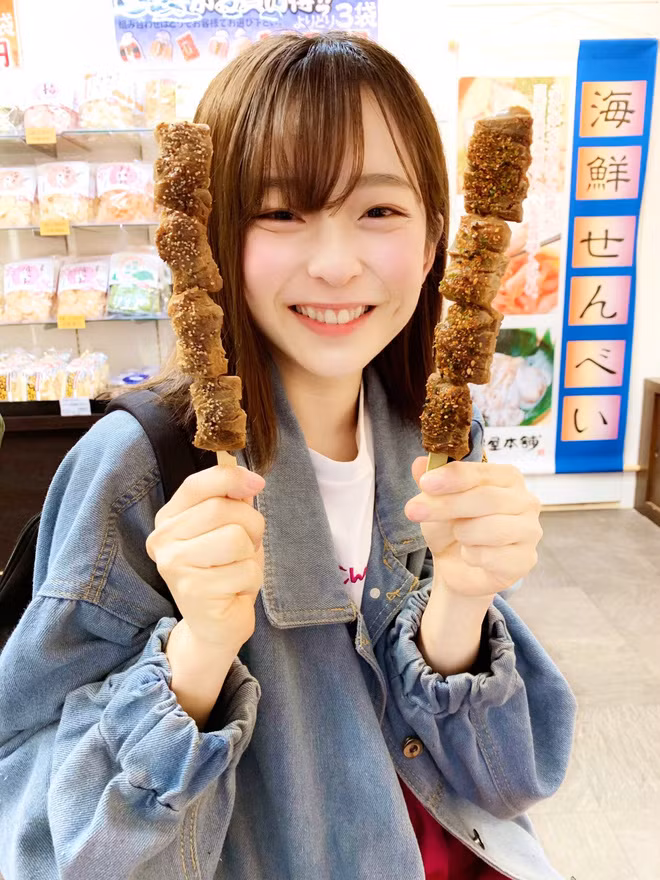 Chiều cao và nhan sắc khiến cô nàng sinh viên ĐH nữ sinh Tokyo luôn nổi bật giữa đám bạn hay trên phố đông người.