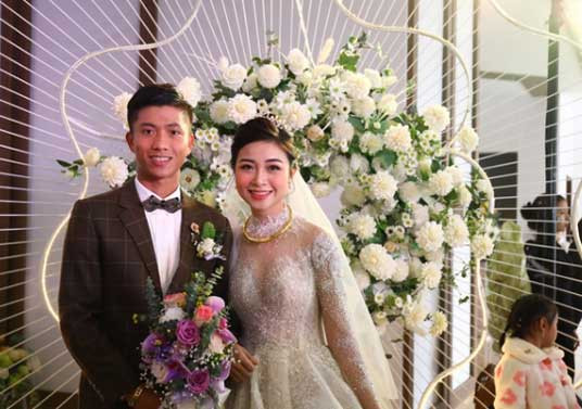 Thế nhưng, bên cạnh đó, nhiều ý kiến cho rằng trông cô nàng vẫn xinh xắn và duyên dáng. Bị chụp ảnh bất ngờ ở đủ mọi góc mặt như vậy nên bị "dìm" là chuyện quá bình thường và chắc chắn dù là bất kỳ ai cũng không xinh được như trên ảnh.