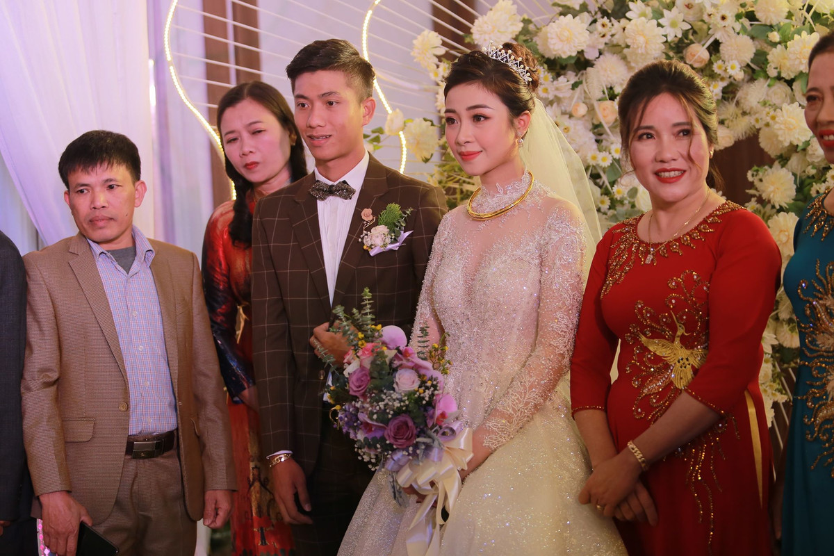 Trong ngày trọng đại, Võ Nhật Linh trông không mấy nổi bật, kém xinh hơn hẳn so với trên ảnh. Nhiều người cho rằng có lẽ do cô nàng tăng cân sau dịp Tết Nguyên đán nên mới mang khuôn mặt to như vậy chăng?