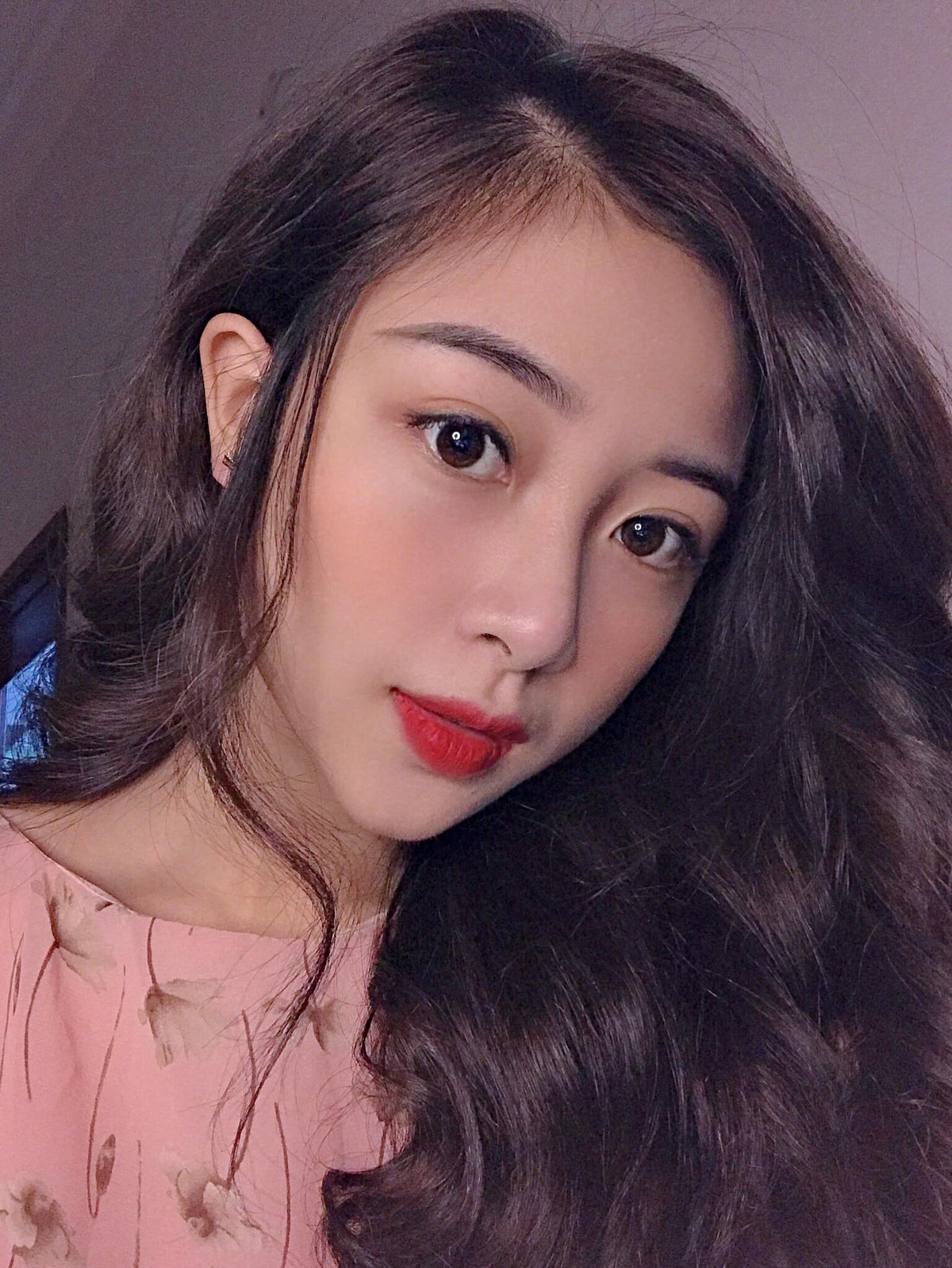 Nhật Linh (SN 1997) với biệt danh là "hot girl mầm non" từ lâu đã nổi tiếng trên mạng xã hội nhờ nhan sắc xinh đẹp, nụ cười duyên dáng. Qua những bức hình được chính chủ đăng tải có thể thấy cô nàng sở hữu đôi mắt to, sống mũi thẳng và khuôn mặt V-line chuẩn hot girl.