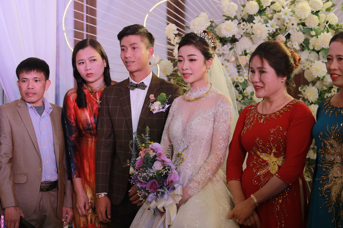 Thế nhưng, ngay sau đó, nhiều khoảnh khắc trong đám cưới của Văn Đức được hé lộ khiến người hâm mộ hết hồn vì nhan sắc thật của hot girl Võ Nhật Linh. Mặc dù không đến nỗi khác hoàn toàn so với trên ảnh do tự cô nàng đăng tải nhưng hoàn toàn không xinh đẹp như mong đợi nếu không muốn nói là khá thô.