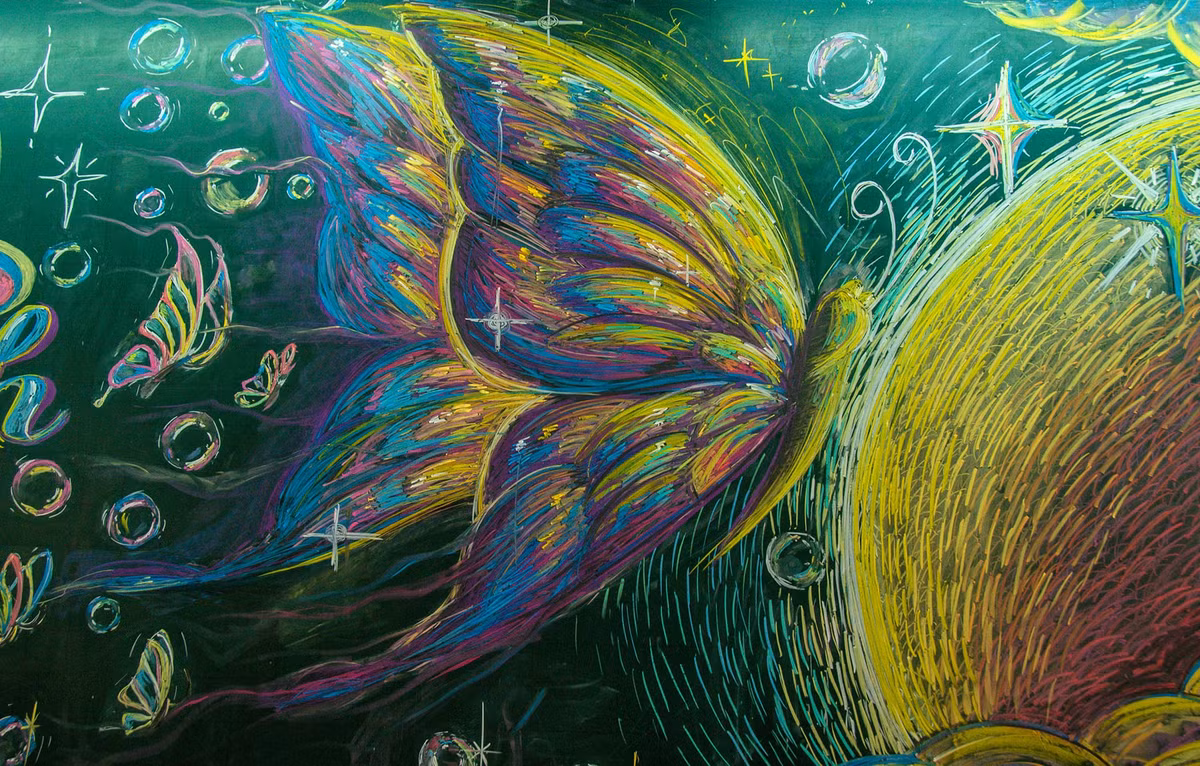 Một em học sinh lớp 12 đã đăng tải lên hội nóm facebook "flex" về thành quả mình cùng nhóm bạn tạo thành khiến ai nấy không khỏi xuýt xoa. Một bức tranh với chủ đề những chú bướm xinh xắn đang phá kén đến với một thế giới mới đã được các em hoàn thiện, chỉ bằng phấn màu trên nền bảng đen.