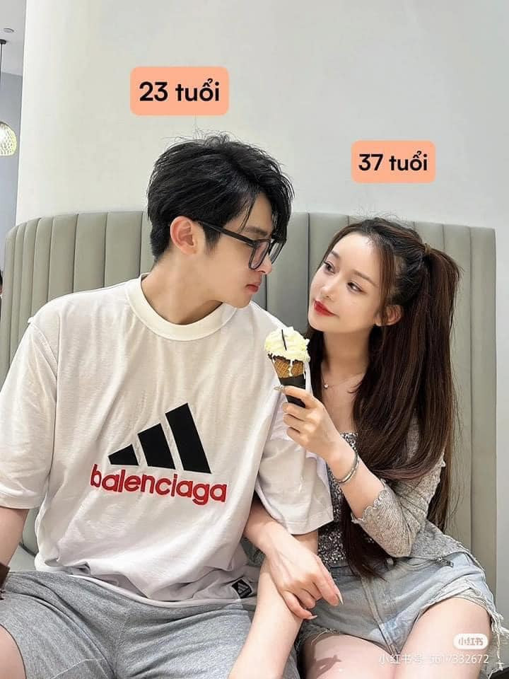 Cặp đôi này thì còn "bá đạo" hơn. Khi bạn nữ hơn bạn nam những 14 tuổi. Tuy nhiên trông cô nàng như chỉ mới vừa đôi mươi.