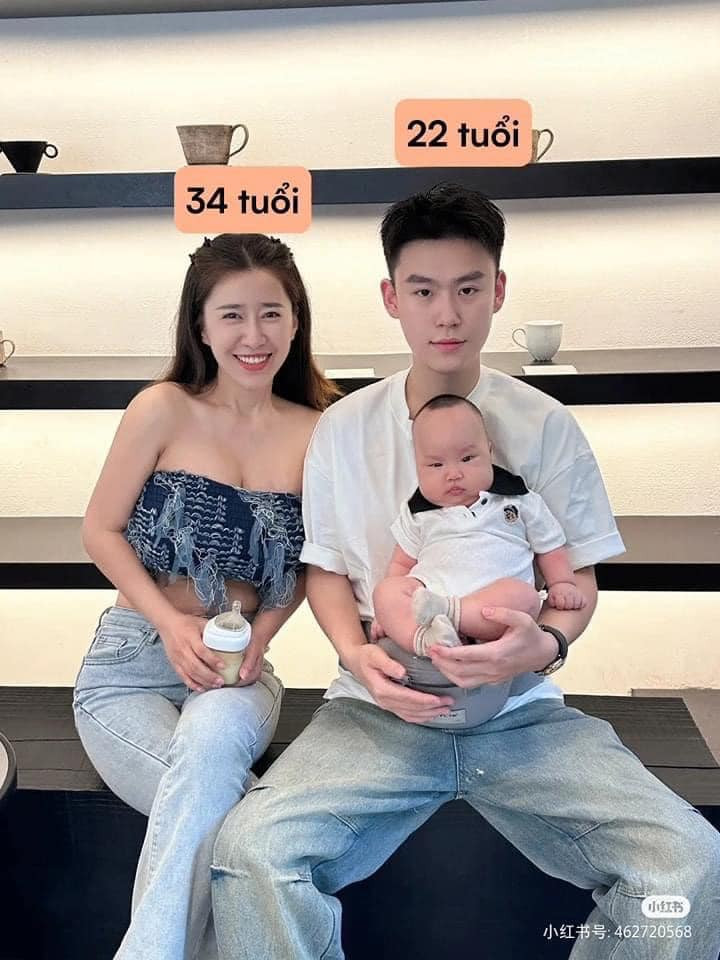 Cặp đôi này còn đón cả em bé đầu lòng rồi.