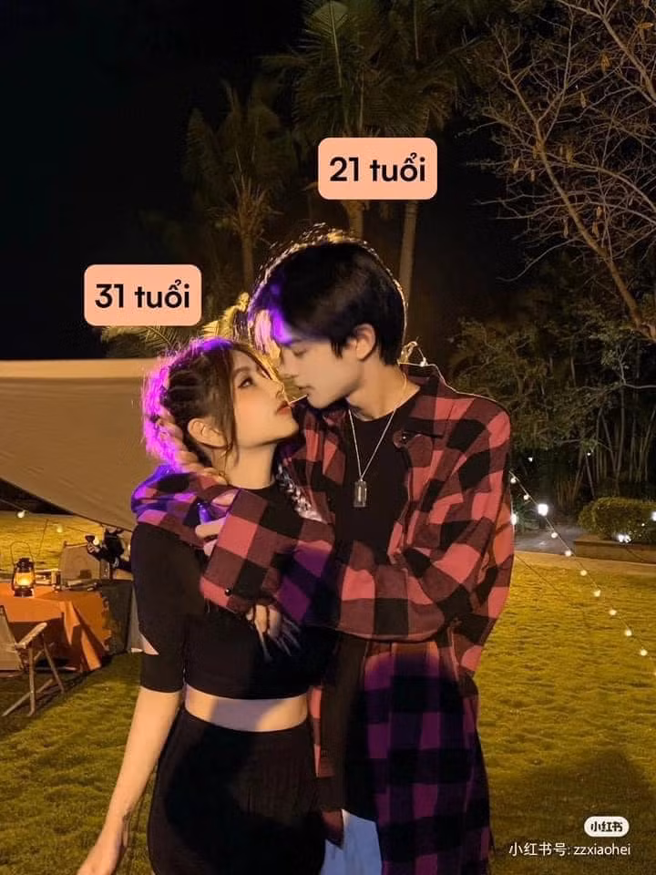 Dù hơn 10 tuổi, thế nhưng cô gái này trong bức ảnh không có sự chênh lệch về ngoại hình nhiều. Nếu không nói không ai biết cô gái này hơn bạn trai mình nhiều tuổi đến như thế.