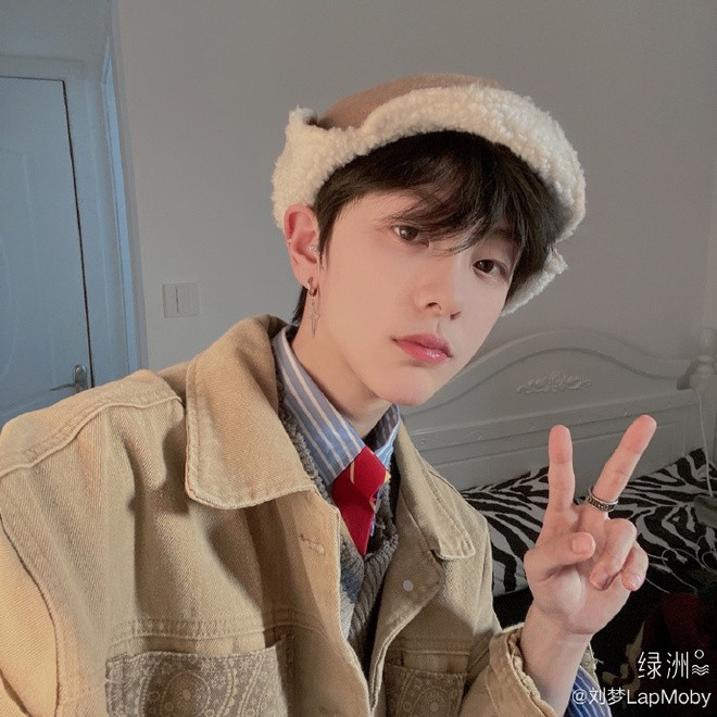 "Hot boy Trung Quốc" Lưu Mộng được biết đến với biệt danh "LapMoby". Cô nàng sở hữu chiều cao 1m70 nổi trội, cùng với đó là khuôn mặt đẹp, sống mũi cao, đôi môi lúc nào cũng đỏ mọng và đôi mắt đưa tình.