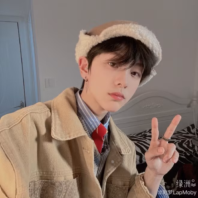 "Hot boy Trung Quốc" Lưu Mộng được biết đến với biệt danh "LapMoby". Cô nàng sở hữu chiều cao 1m70 nổi trội, cùng với đó là khuôn mặt đẹp, sống mũi cao, đôi môi lúc nào cũng đỏ mọng và đôi mắt đưa tình.