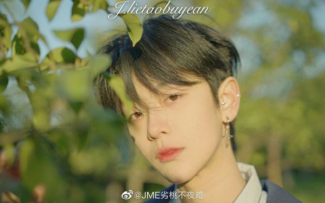 Trước đó, "hot boy" sinh năm 1997 từng là sinh viên Học viện Ngoại ngữ Chiết Giang, Lưu Mộng cũng là thành viên của Hiệp hội Taekwondo Trung Quốc, cấp nhị đẳng.