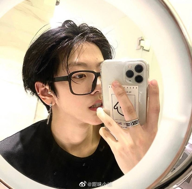 Phong cách ăn mặc tom boy hiện nay đang được yêu thích tại Trung Quốc. Thế nhưng, không phải cô gái nào theo đuổi phong cách này cũng thành công. Nhờ sở hữu ngoại hình đẹp cùng cách ăn mặc cực chất, Lưu Mộng (SN 1997) là một trong những số ít cô gái thường xuyên bị nhầm là hot boy.