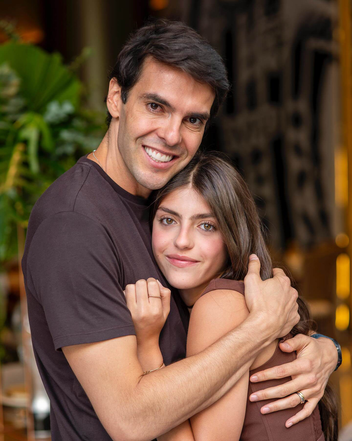 Về phần Kaka, cựu cầu thủ người Brazil không thể tham dự bữa tiệc sinh nhật của con. Dù vậy, Quả bóng vàng 2007 là một trong những người đầu tiên gửi lời chúc đến Isabella: “Hôm nay là ngày của con gái, chúc mừng con. Sinh nhật vui vẻ. Cha yêu con, con gái của cha”.