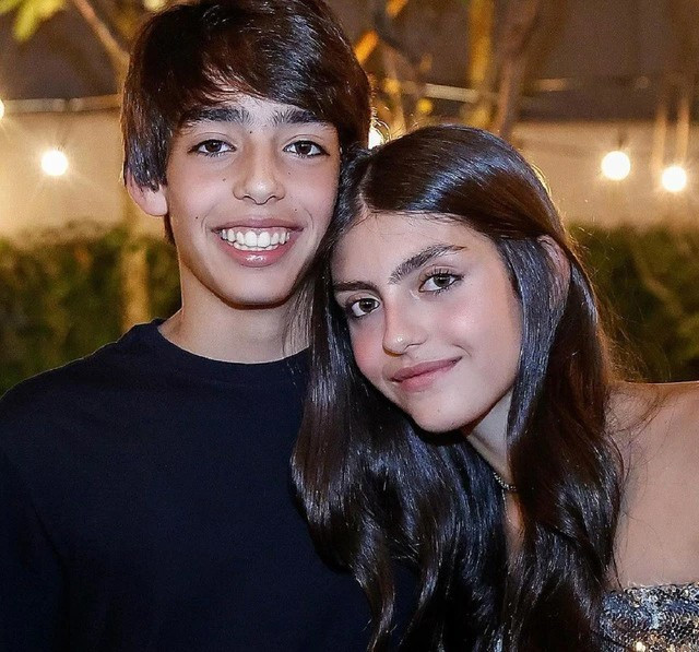 Cô bé chụp ảnh cùng anh trai Luca. Được biết, trong sinh nhật tuổi 13, cô bé mặc chiếc váy do chính mẹ thiết kế, có giá khoảng 8,2 triệu VNĐ.