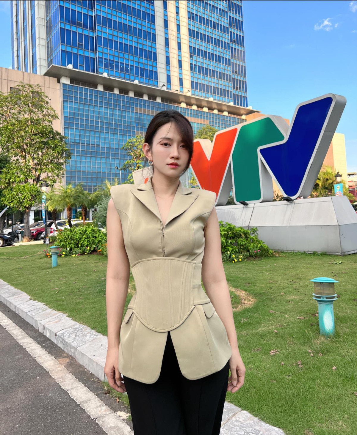 Lê Bống hiện tại vẫn biết cách vận trang phục khoe khéo hình thể, nhưng lại vô cùng sang trọng, quý phái.