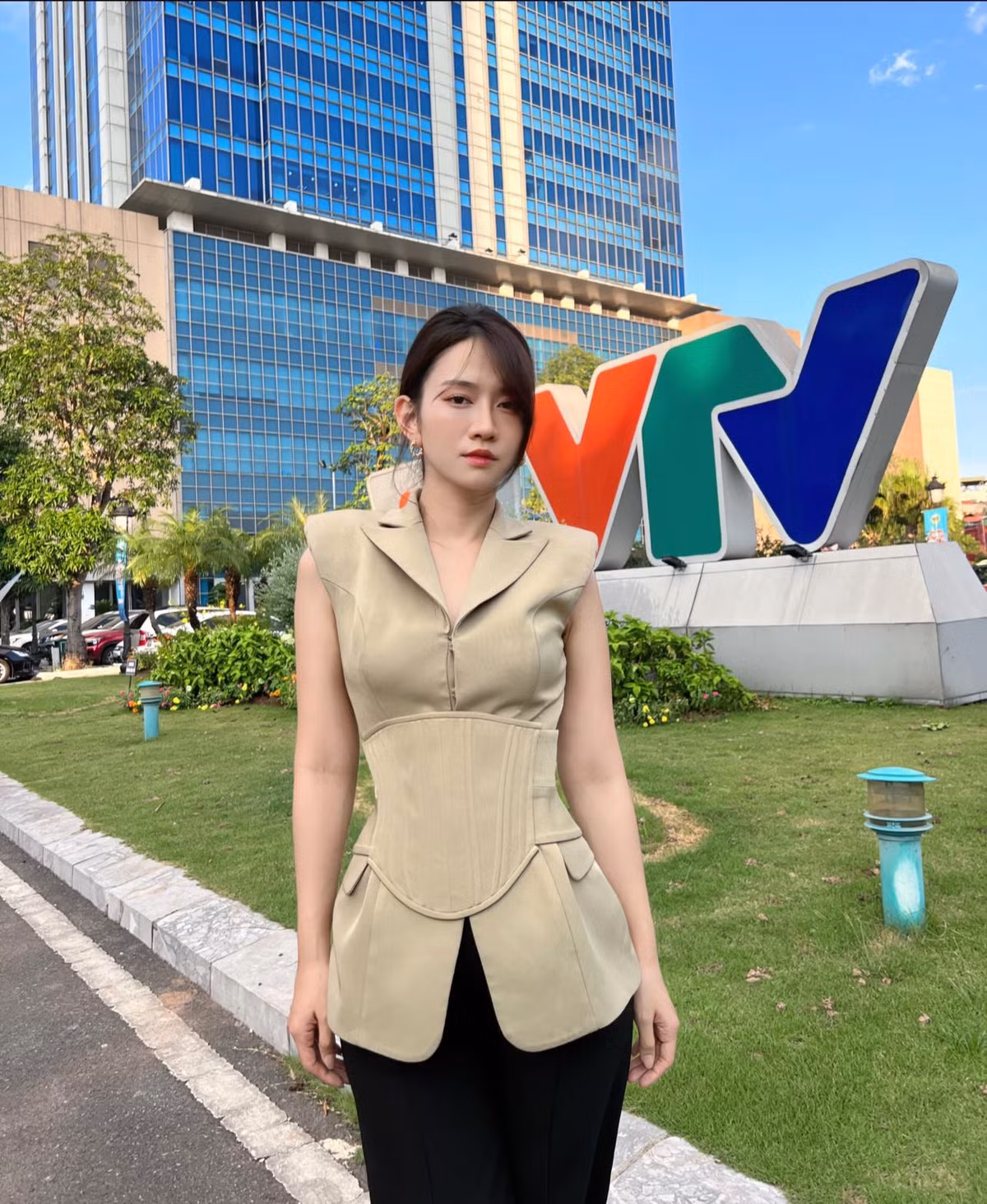 Lê Bống hiện tại vẫn biết cách vận trang phục khoe khéo hình thể, nhưng lại vô cùng sang trọng, quý phái.