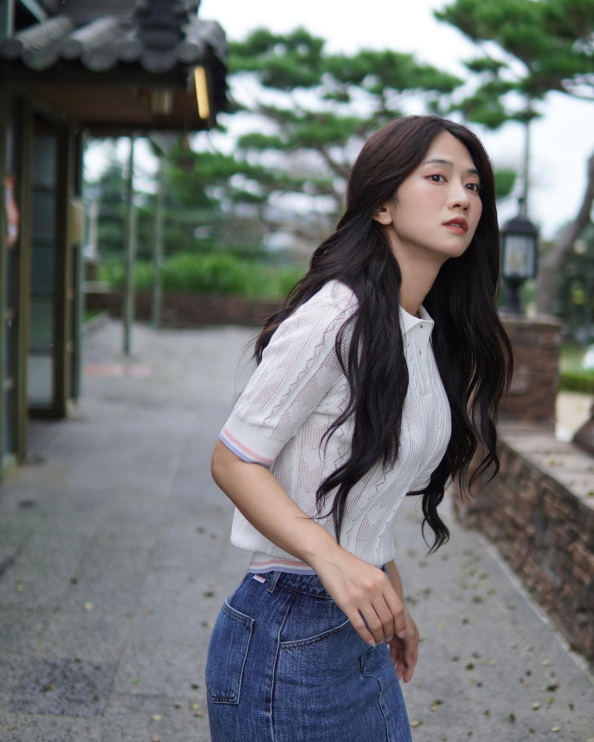 Lê Bống từng có chia sẻ gây chú ý về lý do của sự thay đổi: "Ngày xưa mình hay có những cái tiêu cực bị bàn ra tán vào nên mình nghĩ em gái khi đi học cũng sẽ bị ngại. Khi mình hỏi, em gái chia sẻ là giấu không dám cho mọi người biết chị gái mình là Lê Bống. Lúc đấy mình mới tự nhìn nhận lại. Em gái bảo, khi bạn bè trong lớp nói sẽ ngồi im lặng, nghe xem các bạn bàn gì về chị gái. Do vậy, mình muốn thay đổi để khi em mình kể về chị gái phải thấy vui, tự hào chứ không phải những hình ảnh không hay như trước đây”