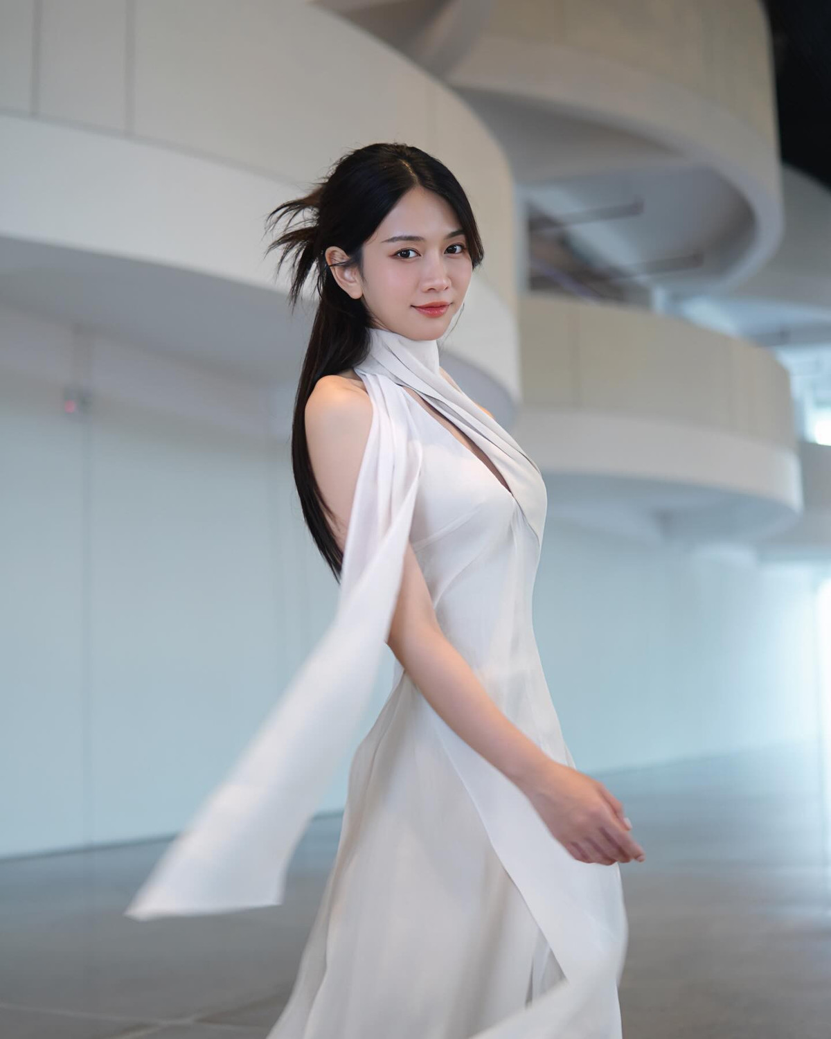 Lê Bống hiện tại đã không còn gắn với tranh cãi trên MXH về cách ăn mặc hay biểu cảm mà trở nên điềm đạm và trưởng thành hơn rất nhiều.