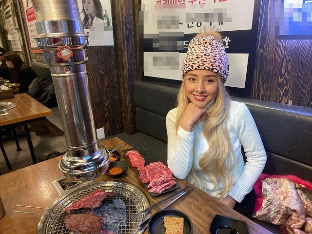 Chưa hết, Ngân 98 sau đó đã đăng tải hình ảnh đi ăn kèm theo lời mỉa mai đến tình cũ của bạn trai: “Tự nhiên đang yên đang lành lại bị con người yêu cũ của bạn trai nổi điên rồi cắn”.