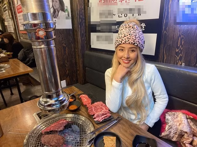 Chưa hết, Ngân 98 sau đó đã đăng tải hình ảnh đi ăn kèm theo lời mỉa mai đến tình cũ của bạn trai: “Tự nhiên đang yên đang lành lại bị con người yêu cũ của bạn trai nổi điên rồi cắn”.