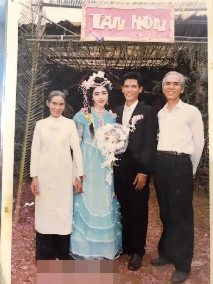 "Hồi bố mẹ mình cưới, bố đã 34, mẹ mới 22. Chắc vì thế nên bố chiều mẹ lắm. Bây giờ có con rồi mà chiều vợ hơn chiều con", tài khoản.L.Q.A chia sẻ.