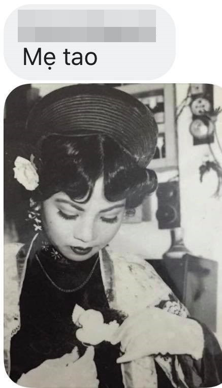 "Mẹ như diễn viên ấy", "Trông như con nhà quyền quý ngày xưa", là lời khen của CĐM dành cho bức ảnh này.