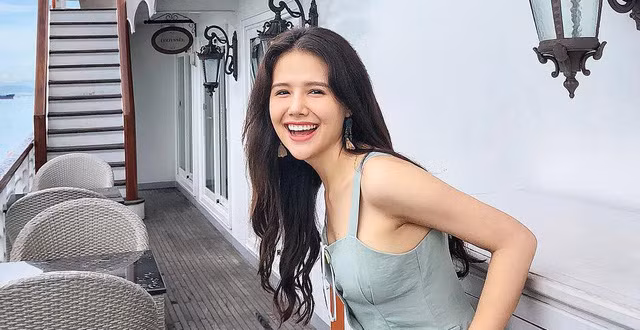 Vào tháng 5, hot girl này đã khoe hình ảnh được bạn trai cầu hôn ở tuổi 30 khiến người hâm mộ vô cùng bất ngờ trước thông tin này.