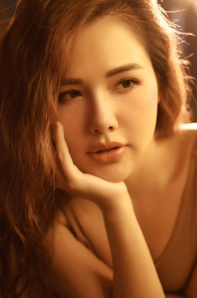 Sau khi xác nhận đã sẵn sàng kết hôn ở độ tuổi 30, Phanh Lee liên tục chia sẻ những hình ảnh gợi cảm của bản thân. Mới đây nhất là bộ ảnh áo tắm hai mảnh quyến rũ trên bãi biển.