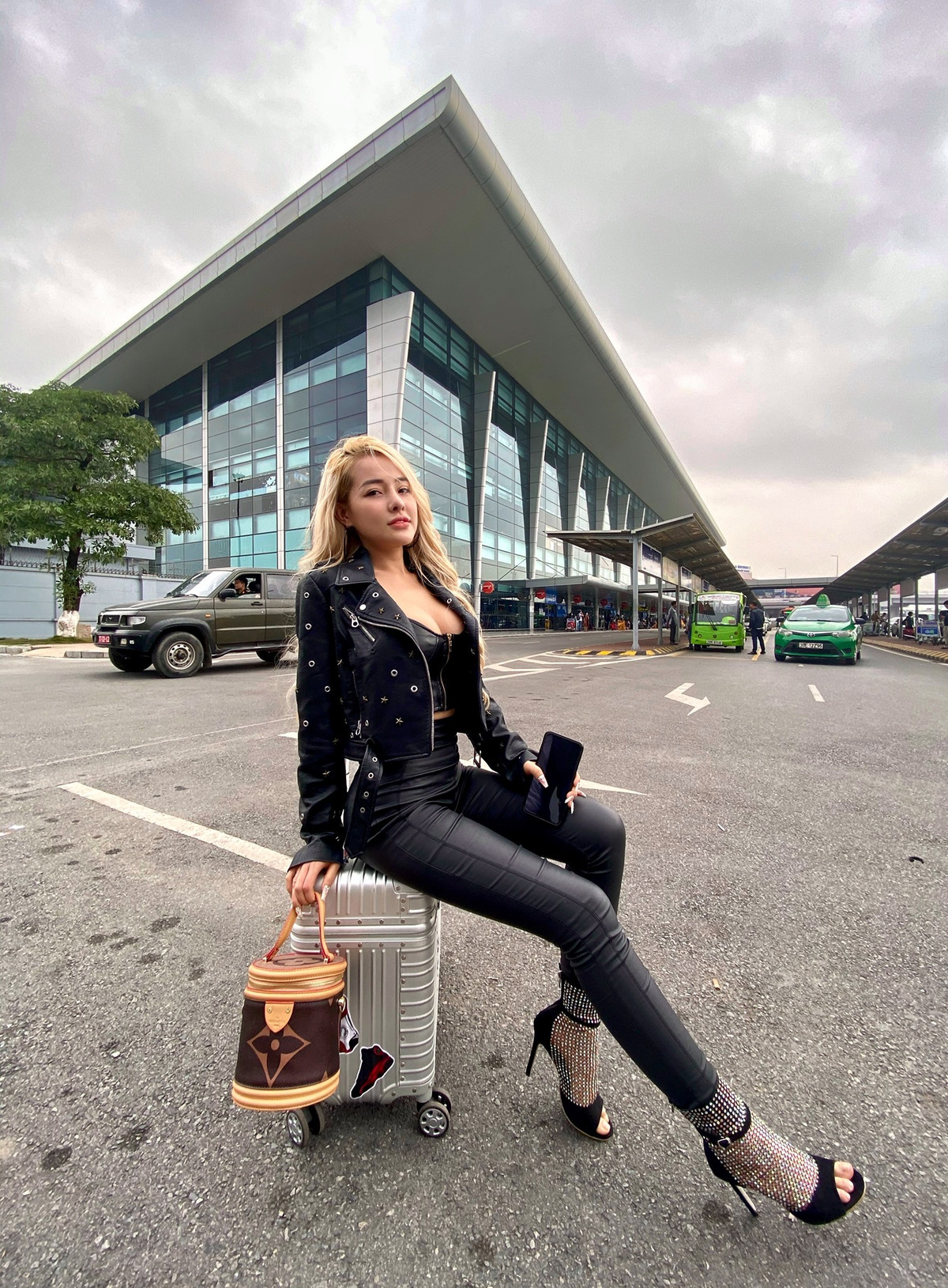 Với một hot girl như Ngân 98 thì việc càng bị "ném đá" nhiều, cô nàng càng thích thú.