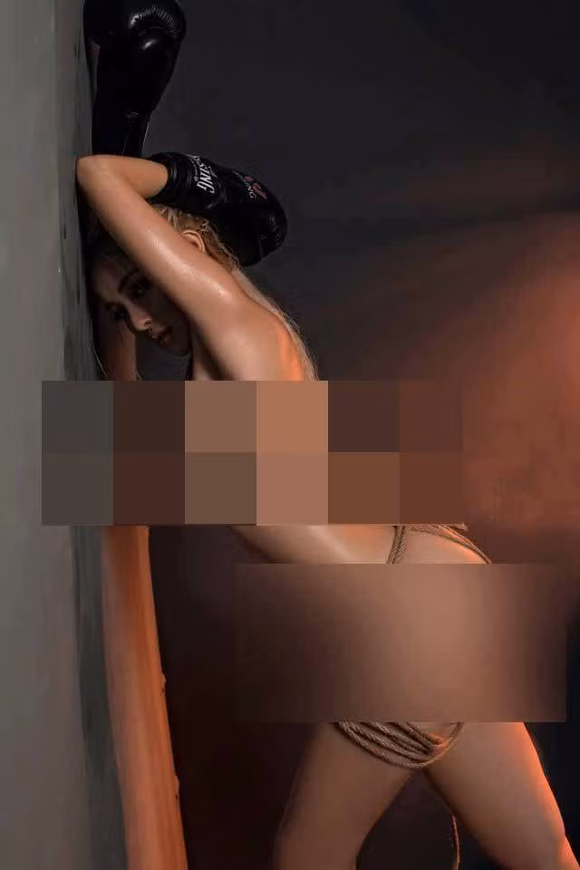 Thế nhưng, chưa mừng được bao lâu, cộng đồng mạng ngay lập tức phát khiếp với hình ảnh nude 100% được chính hot girl Ngân 98 đăng tải. Đúng là "ngựa quen đường cũ", hot girl ảnh nóng thì luôn đăng hình phản cảm. Nhiều người dùng mạng xã hội nhận xét rằng những hình ảnh, clip mà cô nàng tự đăng tải thậm chị còn gây phẫn nộ hơn clip 18+ bị lộ trước đó.