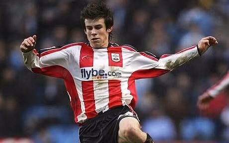 Gareth Bale:Ở tuổi 16, Bale đã có trận ra mắt Southampton ở Championship (hạng đấu thứ hai ở Anh sau Premier League). Anh chơi ở vị trí hậu vệ trái, nhưng ghi bàn khá thường xuyên từ các quả đá phạt và thu hút nhiều sự chú ý từ các đội Premier League. Mùa đó, Bale giành danh hiệu Nhân vật Thể thao trong năm của Wales và Cầu thủ xuất sắc nhất của Football League (các hạng đấu chuyên nghiệp Anh dưới Premier League), trước khi chuyển sang Tottenham mùa hè năm đó.