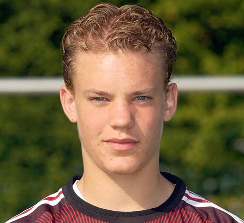 Manuel Neuer: Dễ hiểu là với một thủ môn ở tuổi trẻ như thế, Neuer còn cách đội 1 khá xa, nhưng anh đã bắt chính ở mọi lứa trẻ của CLB mà anh gia nhập khi mới 5 tuổi. Neuer sẽ phải đợi tới năm 20 tuổi để được lên đội 1, nhưng từ đó anh không bao giờ phải nhìn lại.
