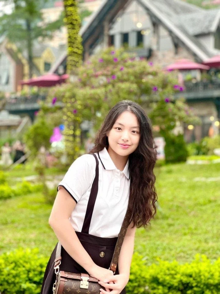 Cô nàng sở hữu đôi mắt to tròn, sống mũi cao, thanh tú cùng mái tóc dài bồng bềnh.