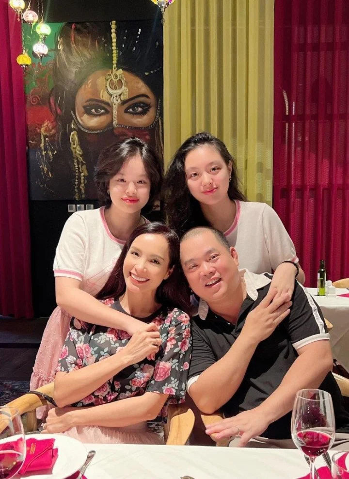 Gia đình siêu mẫu và nhạc sĩ hạnh phúc viên mãn bên 2 cô con gái xinh đẹp.