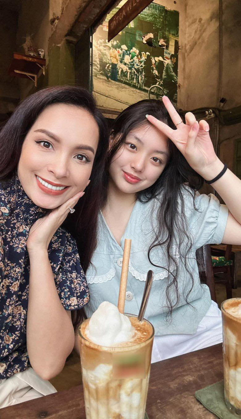 Netizen cho rằng Suti sở hữu nhan sắc nổi trội, thừa hưởng những nét đẹp từ cả bố và mẹ.