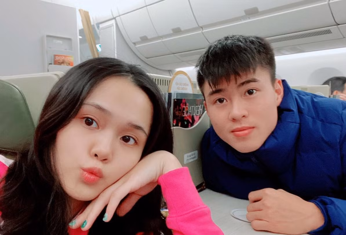 Chuyện tình của nam cầu thủ và ái nữ của ông Nguyễn Giang Đông, cựu chủ tịch CLB Sài Gòn được người hâm mộ nhận xét là đẹp nhất làng bóng đá Việt.