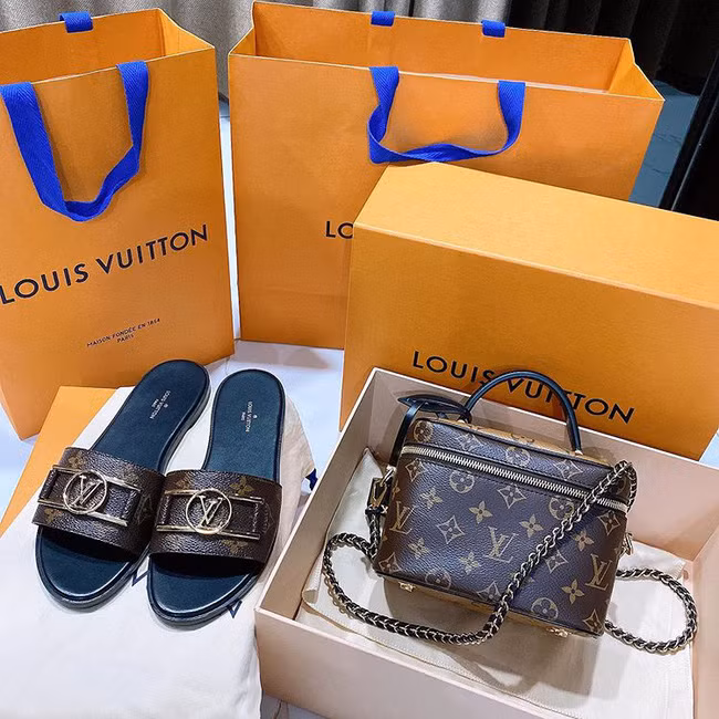Nàng WAG xinh đẹp cũng khoe mua được đôi dép lê và túi xách thương hiệu Louis Vuitton trị giá 50 triệu đồng khiến dân mạng không khỏi trầm trồ.