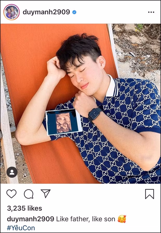 Sau nhiều lời đồn đoán về giới tính của em bé thì cầu thủ quê Đông Anh chính thức tiết lộ qua dòng trạng thái "Like father, like son". Vậy là không nghi ngờ gì nữa, cặp đôi chuẩn bị đón con trai đầu lòng.