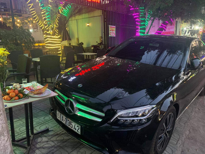 Được biết, chiếc xe mà tiền đạo Tiến Linh sắm có giá khoảng 1,5 tỷ đồng. Ngay sau khi nhận xe, nhận biển kiểm soát, anh đã làm lễ cúng xe mới.