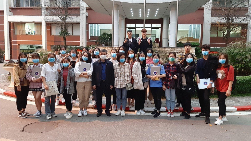 Nhom sinh vien DH Y te Cong cong tinh nguyen tham gia chong dich Covid-19