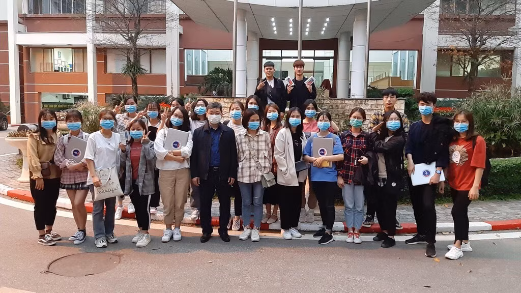 Nhom sinh vien DH Y te Cong cong tinh nguyen tham gia chong dich Covid-19