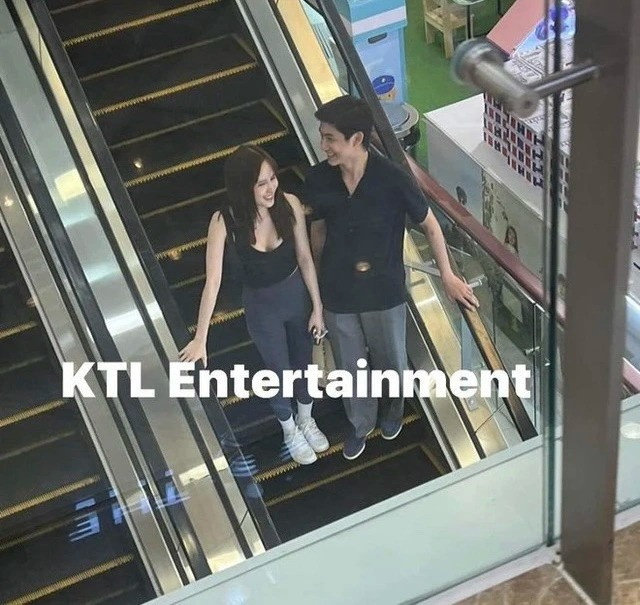 Cặp đôi tay trong tay cùng đi dạo trung tâm thương mại.