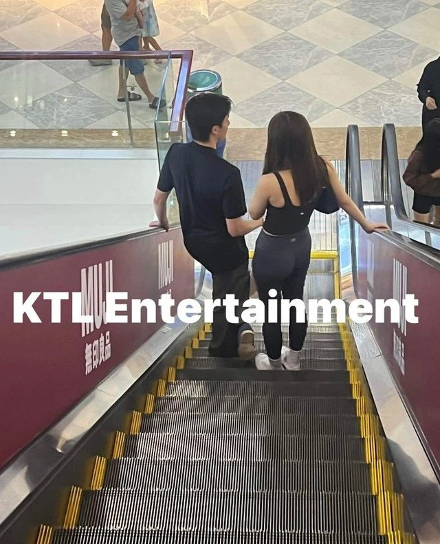 Ngày 26/5 vừa qua, cả hai còn được team qua đường tóm dính đang vui vẻ cười đùa tại trung tâm thương mại ở TP.HCM, không còn che đậy kín bưng như trước đây.