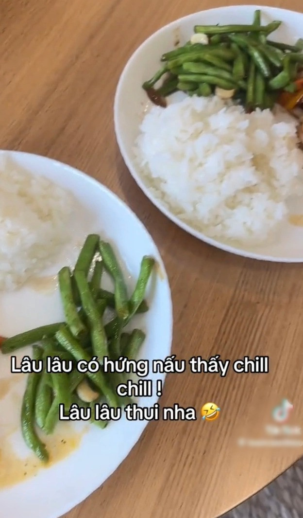 Vào ngày 8/6, nữ ca sĩ sinh năm 1994 đã đăng tải đoạn video nấu ăn tại nhà kèm chia sẻ: “Dạo này lười ăn hàng. Lâu lâu có hứng nấu thấy chill chill. Lâu lâu thôi nhé”.