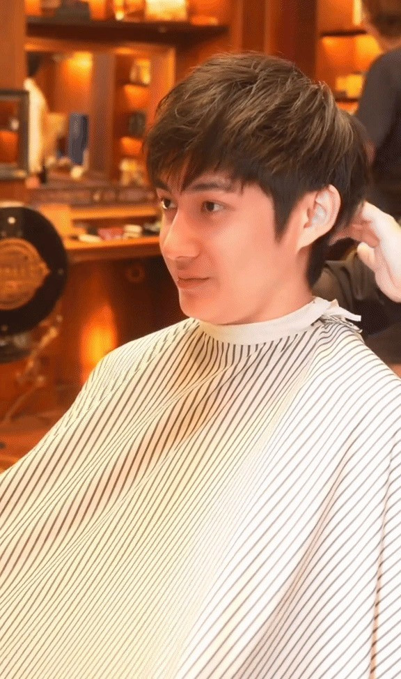 Thông tin hẹn hò của Thiều Bảo Trâm và Matthis bắt đầu xuất hiện từ cuối tháng 3. Bạn trai của nữ ca sĩ sinh năm 2004, từng là game thủ, hiện làm việc và học tập song song giữa Việt Nam và Pháp.