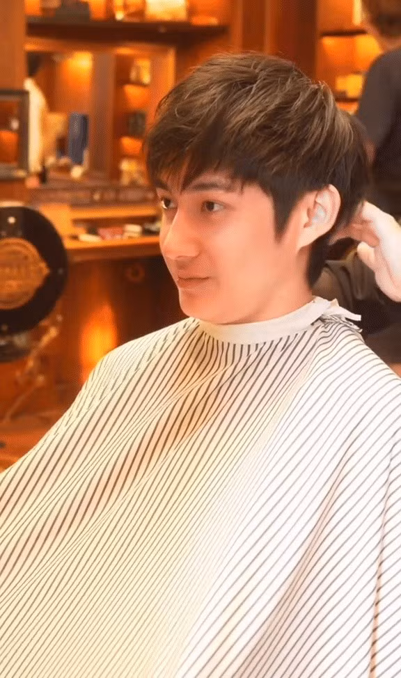 Thông tin hẹn hò của Thiều Bảo Trâm và Matthis bắt đầu xuất hiện từ cuối tháng 3. Bạn trai của nữ ca sĩ sinh năm 2004, từng là game thủ, hiện làm việc và học tập song song giữa Việt Nam và Pháp.