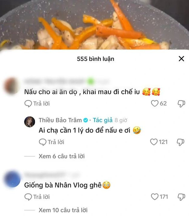 Ngay lập tức, nhiều người tinh ý nhận ra cô nàng đã chuẩn bị cho 2 phần ăn. Khi một tài khoản hỏi: “Nấu cho ai ăn vậy. Khai mau đi chế yêu”, nữ ca sĩ sinh năm 1994 đã trả lời ẩn ý: “Ai chả cần một lý do để nấu em ơi”.