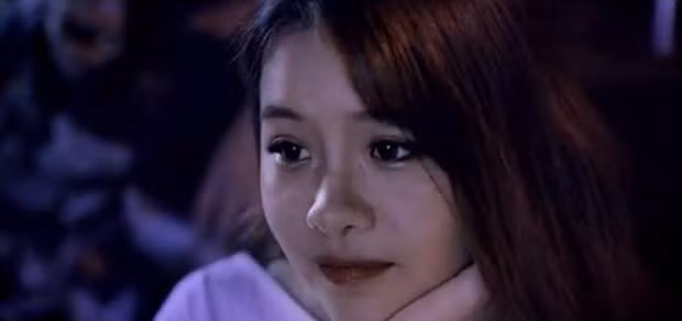 Gương mặt tròn trịa ngoài đời thực của Tiểu Trảo Kỷ tuy không quá xấu nhưng nó cũng đủ khiến hình tượng xinh đẹp một thời của cô nàng này biến mất hoàn toàn.