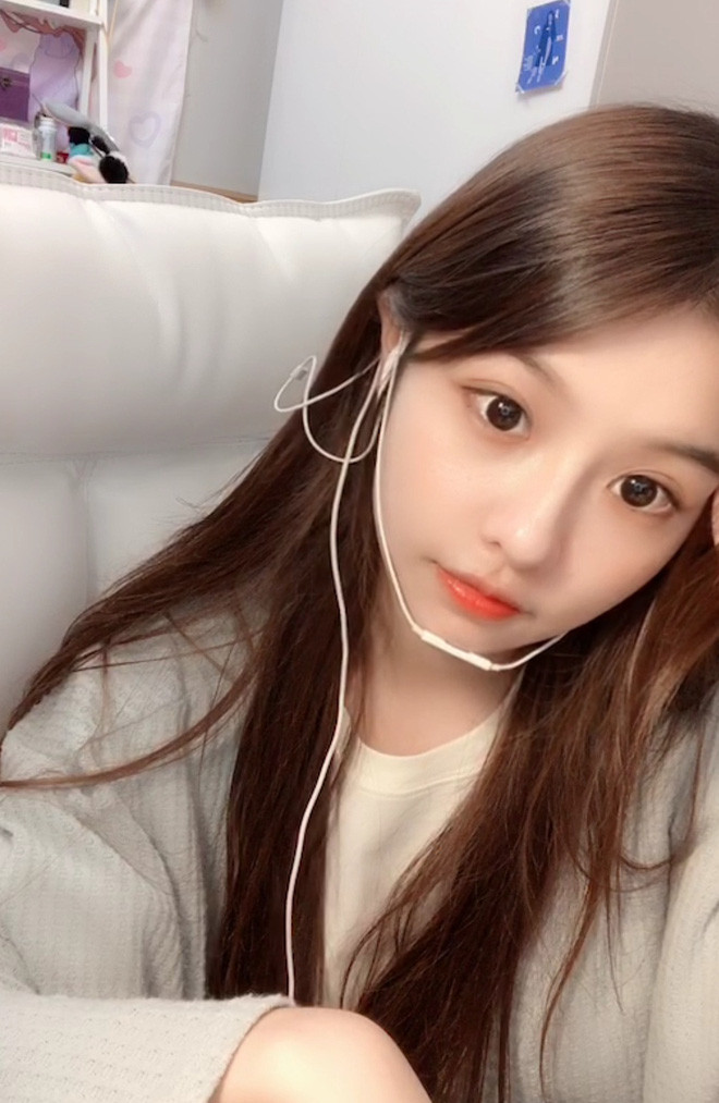 Mới đây nhất, cô nàng tắt nhầm hiệu ứng làm đẹp khiến nhan sắc thật bị tiết lộ chính là Tiểu Trảo Kỷ - một hot girl mạng xã hội sở hữu tới hơn 3,9 triệu lượt follow.